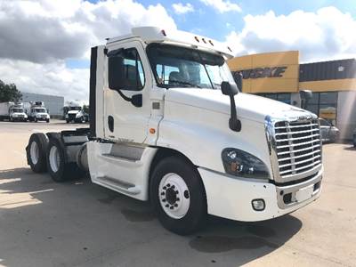 Freightliner Cascadia 125 Day Cab Truck - 450HP, 12 Speed Automatic