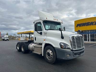 Freightliner Cascadia 125 Day Cab Truck - 455HP, 10 Speed Manual