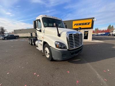 Freightliner Cascadia 125 Day Cab Truck - 450HP, 12 Speed Automatic
