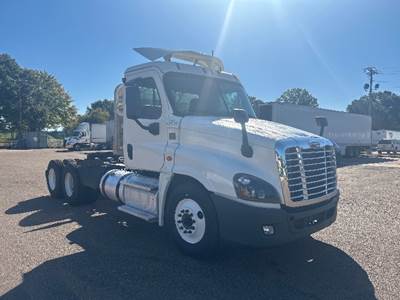 Freightliner Cascadia 125 Day Cab Truck - 435HP, 10 Speed Automatic