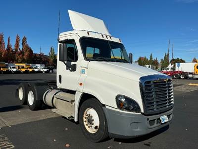 Freightliner Cascadia 125 Day Cab Truck - 435HP, 12 Speed Automatic