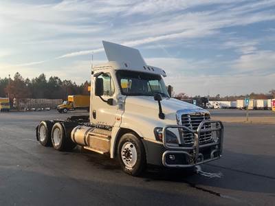 Freightliner Cascadia 125 Day Cab Truck - 450HP, 12 Speed Automatic