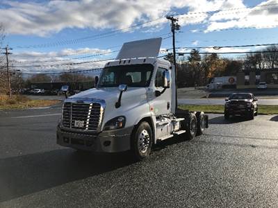 Freightliner Cascadia 125 Day Cab Truck - 450HP, 12 Speed Automatic