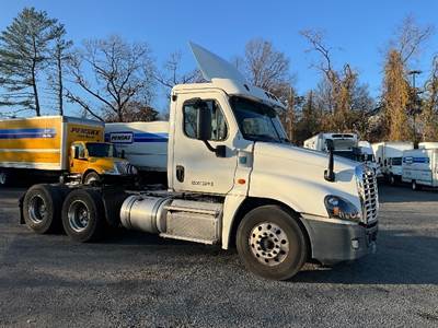 Freightliner Cascadia 125 Day Cab Truck - 450HP, 10 Speed Manual