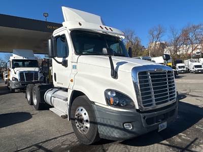 Freightliner Cascadia 125 Day Cab Truck - 450HP, 10 Speed Manual