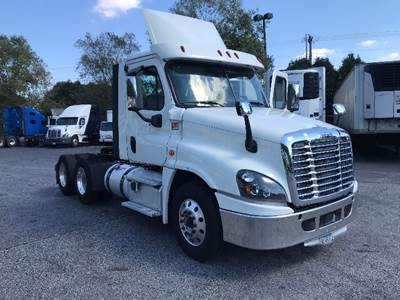 Freightliner Cascadia 125 Day Cab Truck - 435HP, 12 Speed Automatic