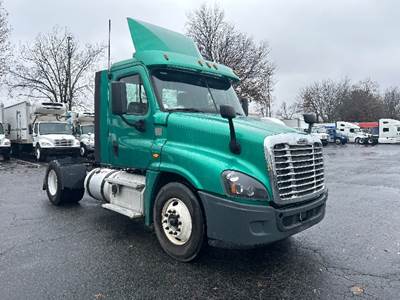 Freightliner Cascadia 125 Single Axle Day Cab Truck - 435HP, 10 Speed Manual