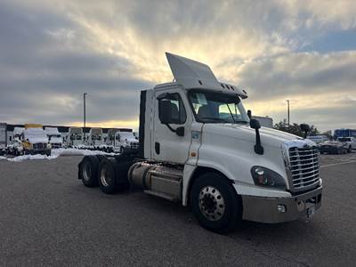Freightliner Cascadia 125 Day Cab Truck - 455HP, 12 Speed Automatic