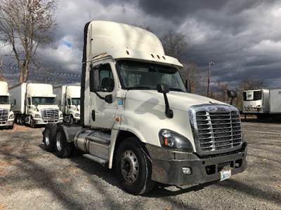 Freightliner Cascadia 125 Day Cab Truck - 435HP, 12 Speed Automatic