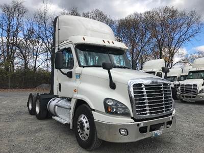 Freightliner Cascadia 125 Day Cab Truck - 435HP, 12 Speed Automatic