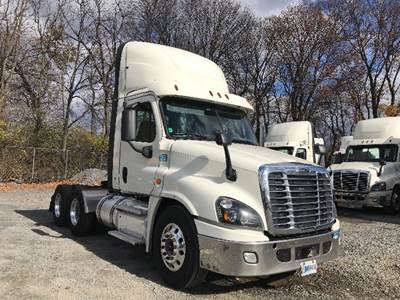 Freightliner Cascadia 125 Day Cab Truck - 435HP, 12 Speed Automatic