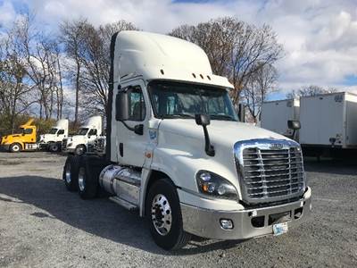 Freightliner Cascadia 125 Day Cab Truck - 435HP, 12 Speed Automatic