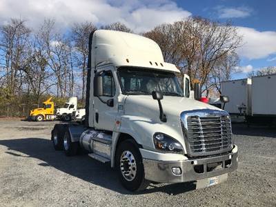 Freightliner Cascadia 125 Day Cab Truck - 435HP, 12 Speed Automatic