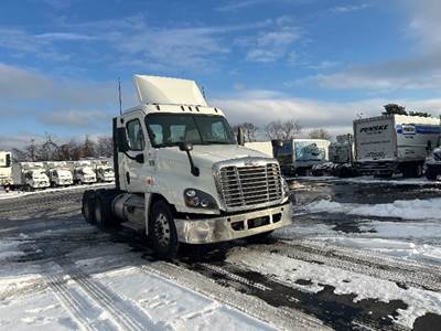 Freightliner Cascadia 125 Day Cab Truck - 450HP, 12 Speed Automatic