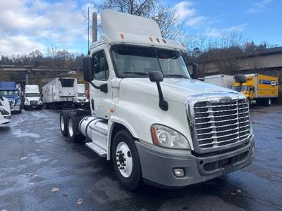 Freightliner Cascadia 125 Day Cab Truck - 435HP, 10 Speed Manual