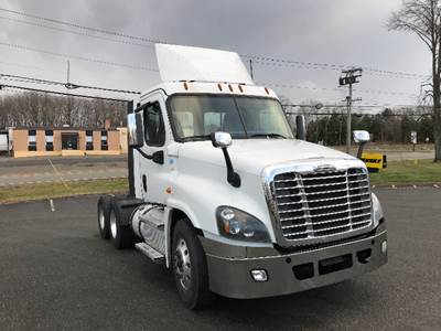 Freightliner Cascadia 125 Day Cab Truck - 450HP, 12 Speed Automatic