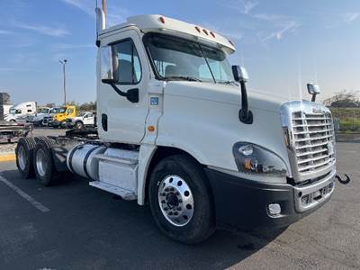 Freightliner Cascadia 125 Day Cab Truck - 475HP, 13 Speed Automatic