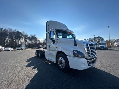 Freightliner Cascadia 125 Day Cab Truck - 455HP, 10 Speed Automatic