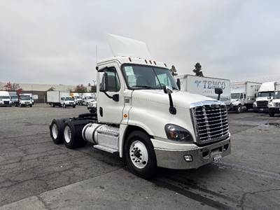 Freightliner Cascadia 125 Day Cab Truck - 450HP, 12 Speed Automatic