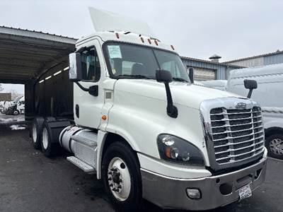 Freightliner Cascadia 125 Day Cab Truck - 450HP, 12 Speed Automatic