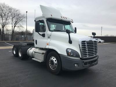 Freightliner Cascadia 125 Day Cab Truck - 435HP, 10 Speed Manual