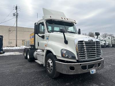 Freightliner Cascadia 125 Day Cab Truck - 455HP, 10 Speed Manual