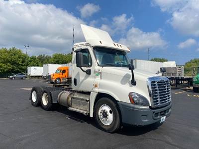 Freightliner Cascadia 125 Day Cab Truck - 435HP, 12 Speed Automatic
