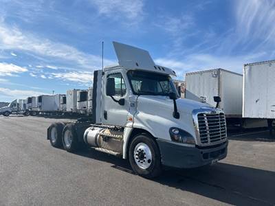 Freightliner Cascadia 125 Day Cab Truck - 435HP, 12 Speed Automatic