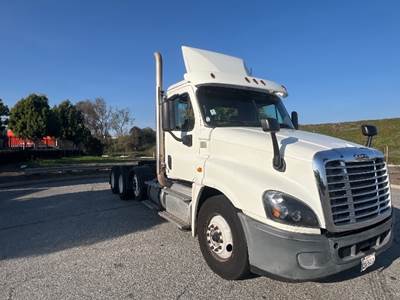 Freightliner Cascadia 125 Day Cab Truck - 455HP, 13 Speed Manual
