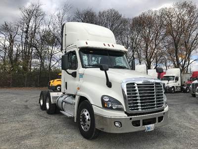 Freightliner Cascadia 125 Day Cab Truck - 435HP, 12 Speed Automatic