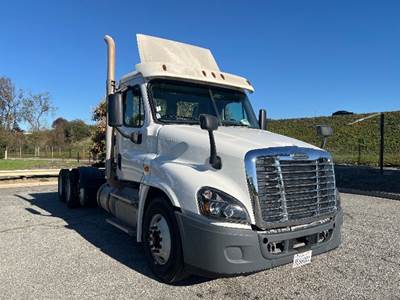 Freightliner Cascadia 125 Day Cab Truck - 455HP, 13 Speed Manual