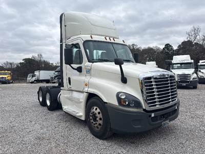 Freightliner Cascadia 125 Day Cab Truck - 455HP, 12 Speed Automatic