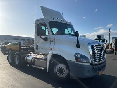 Freightliner Cascadia 125 Day Cab Truck - 450HP, 10 Speed Manual