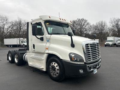 Freightliner Cascadia 125 Day Cab Truck - 450HP, 12 Speed Automatic