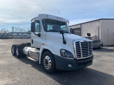 Freightliner Cascadia 125 Day Cab Truck - Cummins 450HP, 10 Speed Automatic