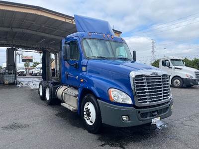 Freightliner Cascadia 125 Day Cab Truck - 435HP, 10 Speed Manual