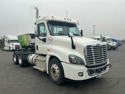 Freightliner Cascadia 125 Day Cab Truck - 475HP, 10 Speed Automatic