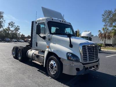 Freightliner Cascadia 125 Day Cab Truck - 450HP, 12 Speed Automatic