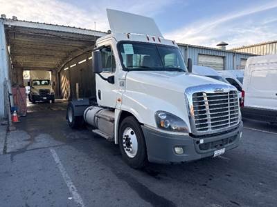 Freightliner Cascadia 125 Single Axle Day Cab Truck - 455HP, 12 Speed Automatic