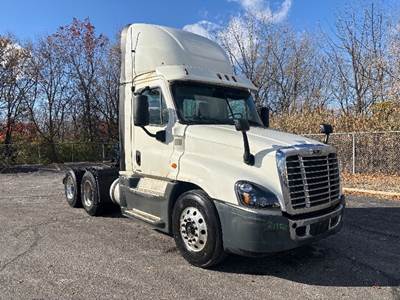 Freightliner Cascadia 125 Day Cab Truck - 450HP, 10 Speed Manual