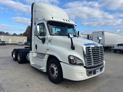 Freightliner Cascadia 125 Day Cab Truck - 455HP, 10 Speed Automatic