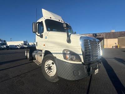 Freightliner Cascadia 125 Day Cab Truck - 435HP, 12 Speed Automatic