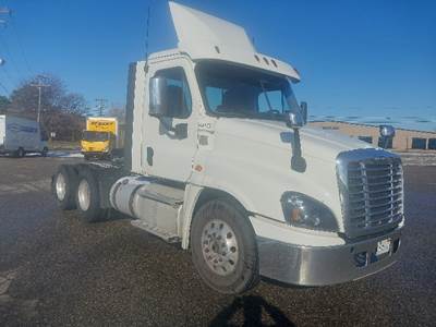 Freightliner Cascadia 125 Day Cab Truck - 455HP, 10 Speed Manual