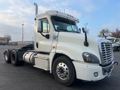 Freightliner Cascadia 125 Day Cab Truck - 475HP, 10 Speed Automatic