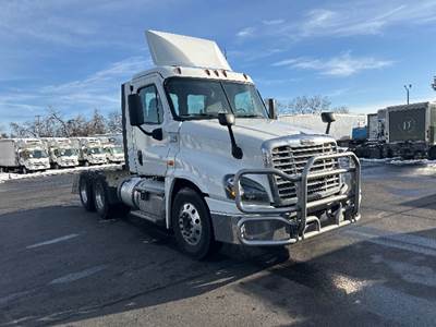 Freightliner Cascadia 125 Day Cab Truck - 450HP, 12 Speed Automatic