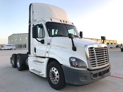 Freightliner Cascadia 125 Day Cab Truck - 455HP, 12 Speed Automatic