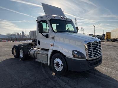 Freightliner Cascadia 125 Day Cab Truck - 435HP, 12 Speed Automatic