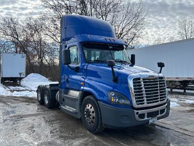 Freightliner Cascadia 125 Day Cab Truck - 435HP, 12 Speed Automatic