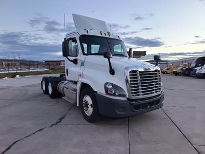 Freightliner Cascadia 125 Day Cab Truck - Cummins 450HP, 10 Speed Automatic