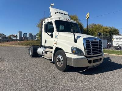Freightliner Cascadia 125 Single Axle Day Cab Truck - 435HP, 12 Speed Automatic